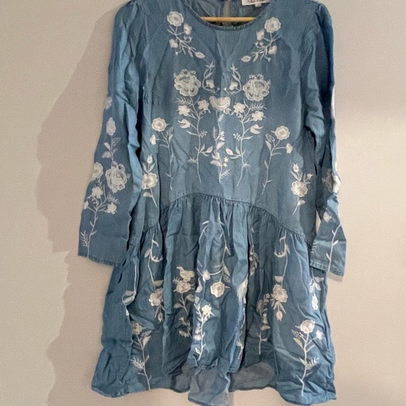 Artless Flowers Embroidered Dress in Chambray
Size (Chicwish) - Picture 2 of 4